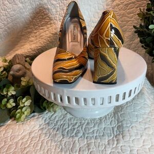 Bellini Women's Yellow and Black Patterned Heels